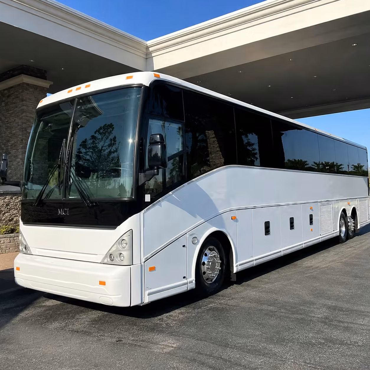 corporate groups in shakopee rely on charter buses for seamless airport transfers